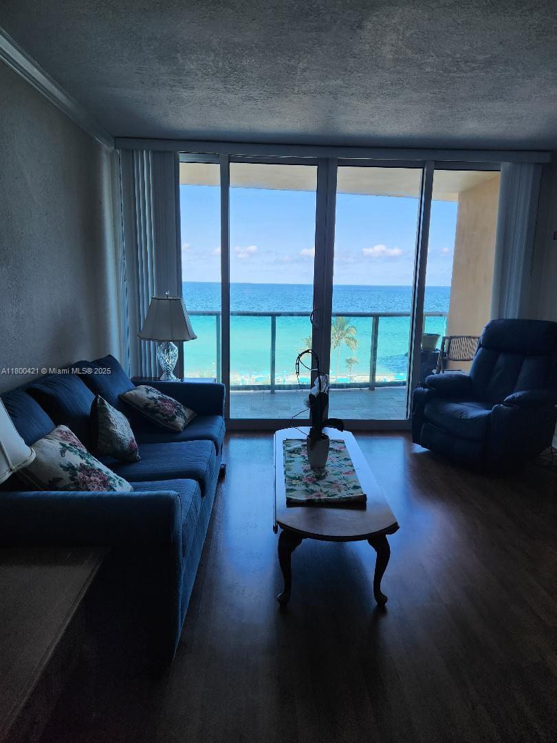 WAVE CONDO - Residential
