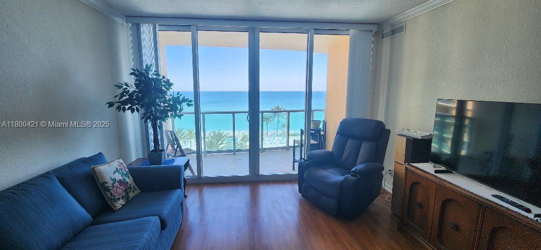 WAVE CONDO - Residential