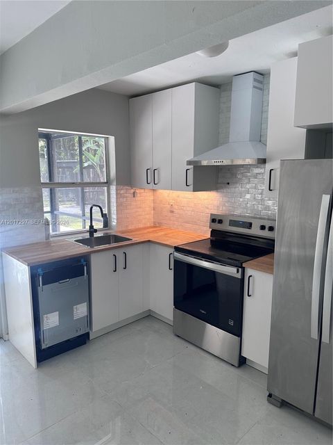 Photo of 200 SE 19th St, Fort Lauderdale, FL 33316 (MLS # A12017297)