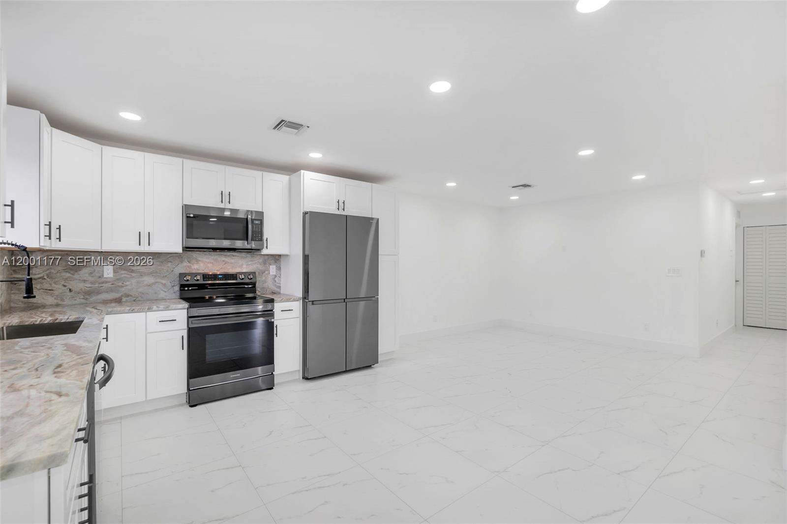 COMMONWEALTH ESTATES - Residential Lease