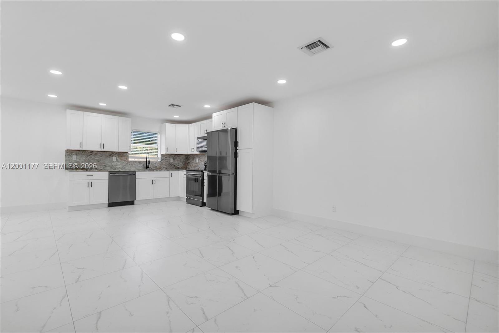 COMMONWEALTH ESTATES - Residential Lease