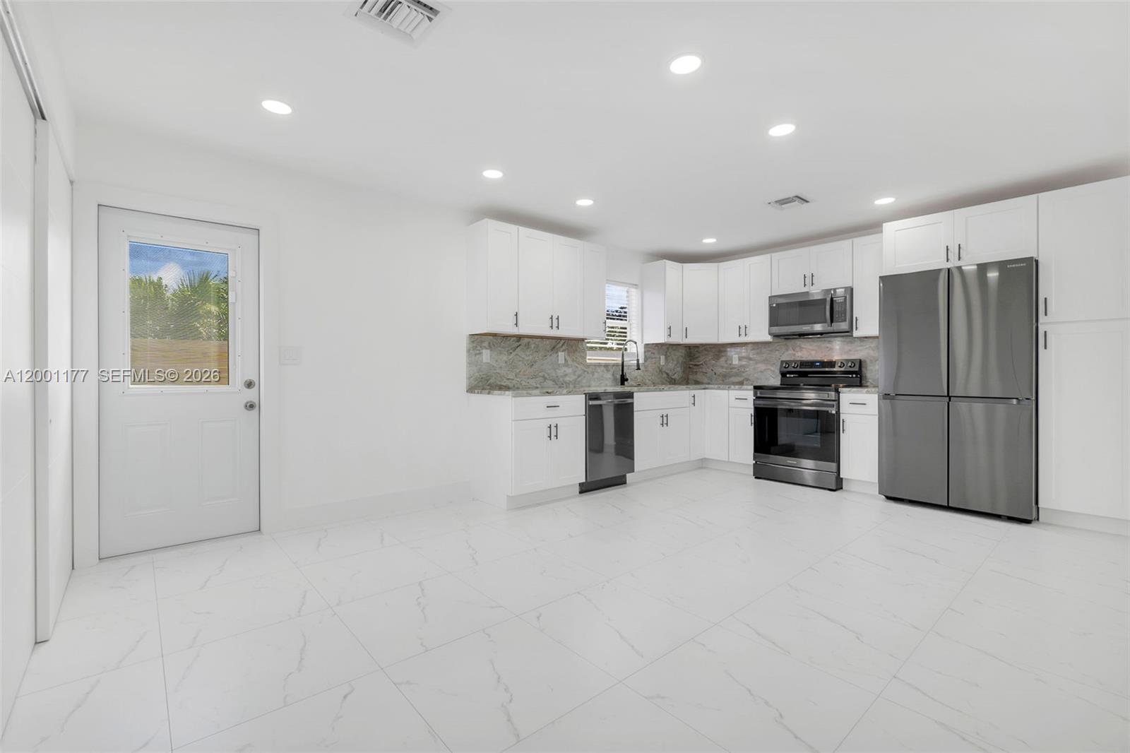 COMMONWEALTH ESTATES - Residential Lease