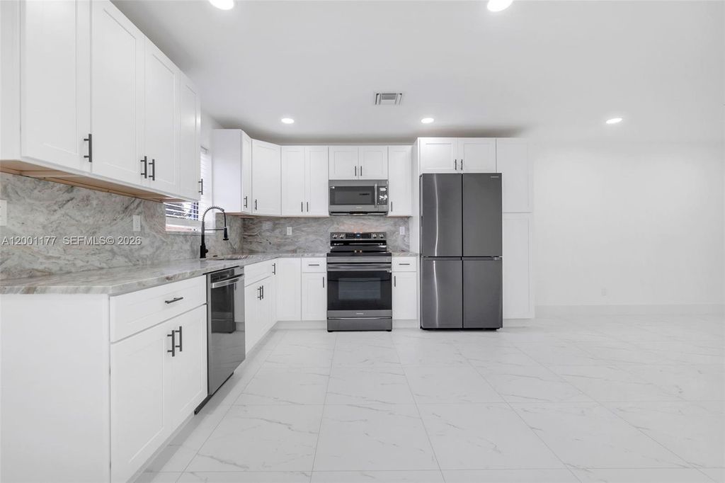 Photo of 810 SW 14th Ct, Deerfield Beach, FL 33441 (MLS # A12001177)