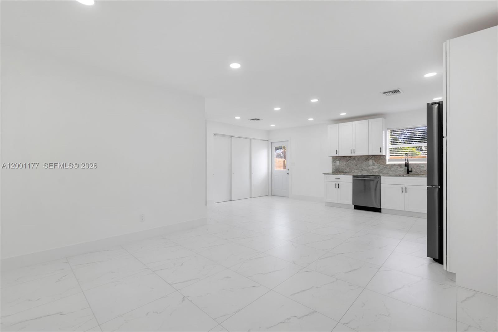 COMMONWEALTH ESTATES - Residential Lease