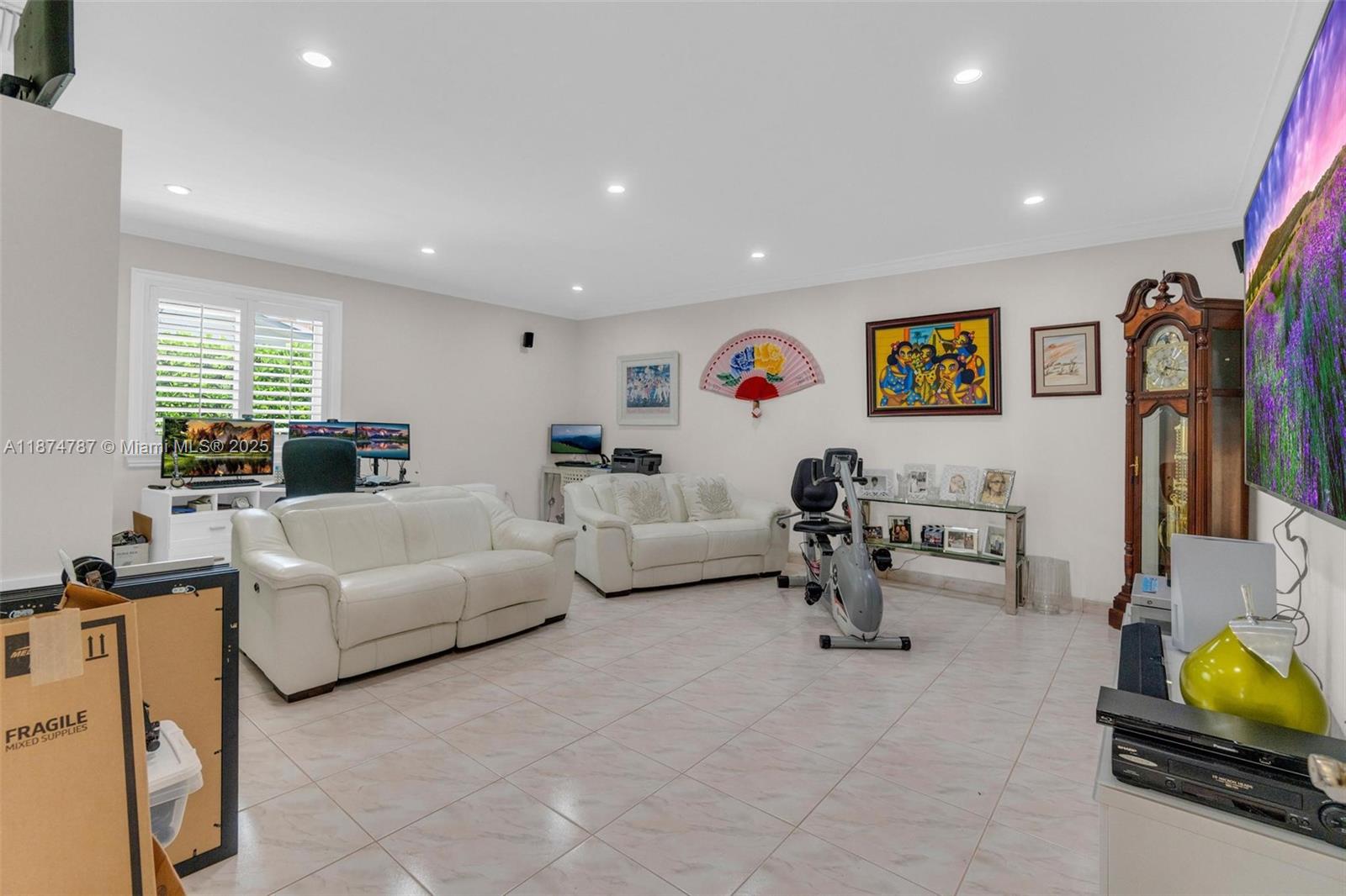 INTERNATIONAL GARDENS SEC - Residential