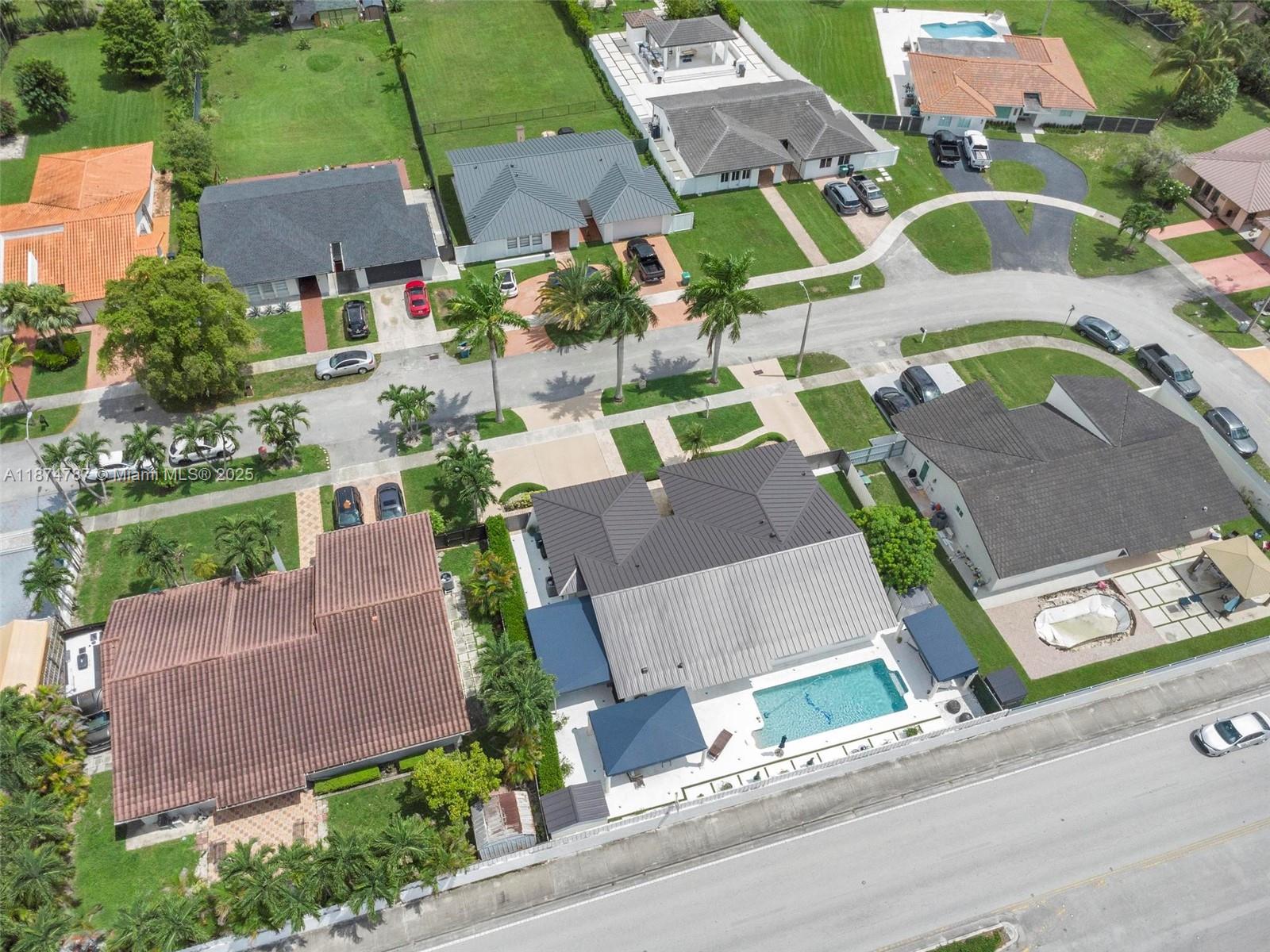 INTERNATIONAL GARDENS SEC - Residential