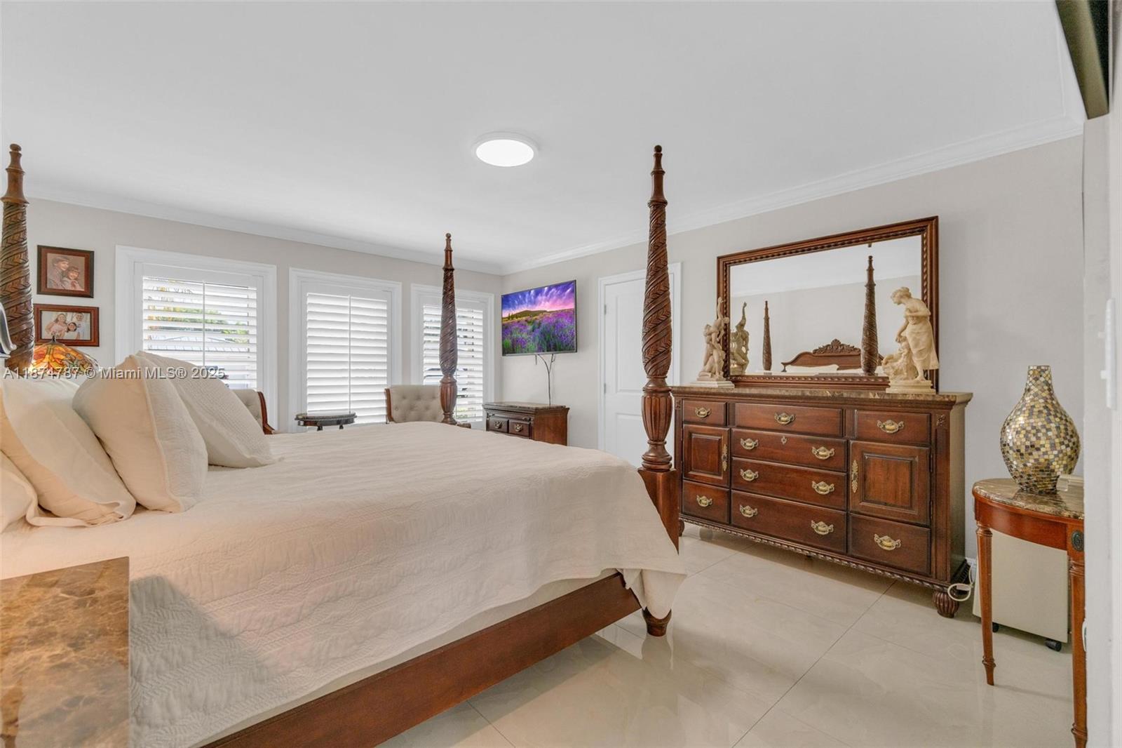 INTERNATIONAL GARDENS SEC - Residential