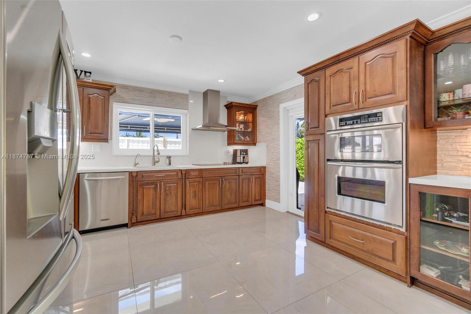 INTERNATIONAL GARDENS SEC - Residential