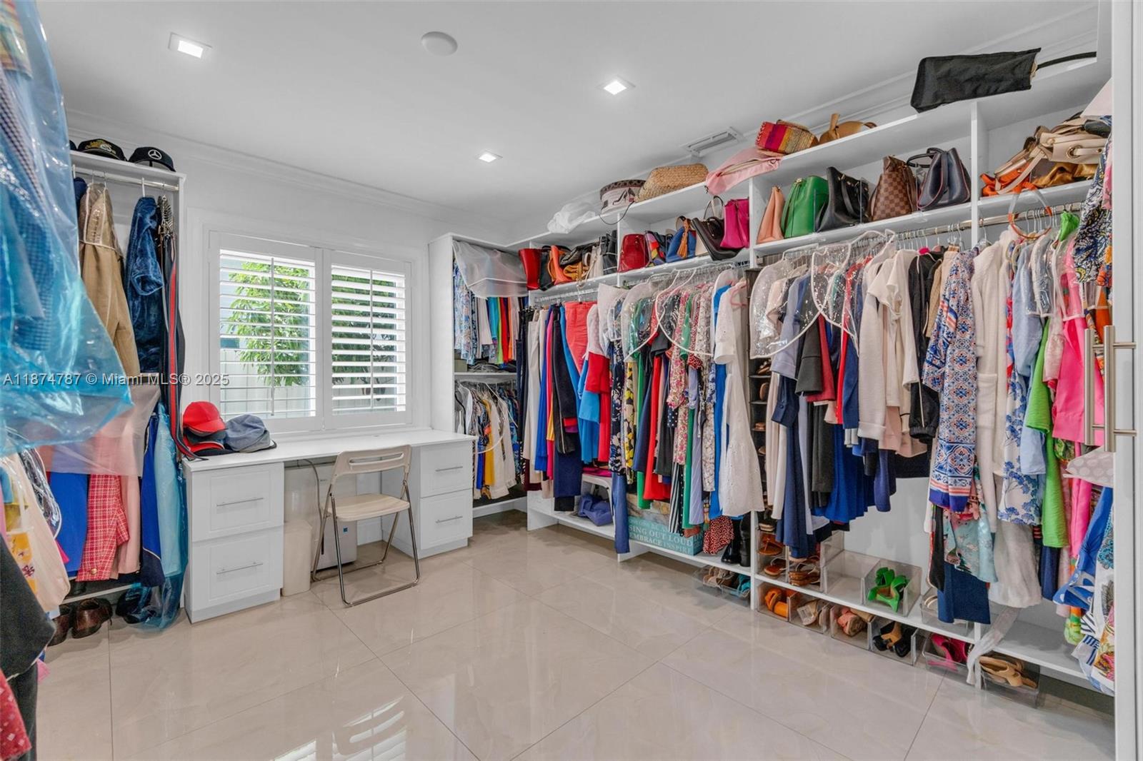 INTERNATIONAL GARDENS SEC - Residential