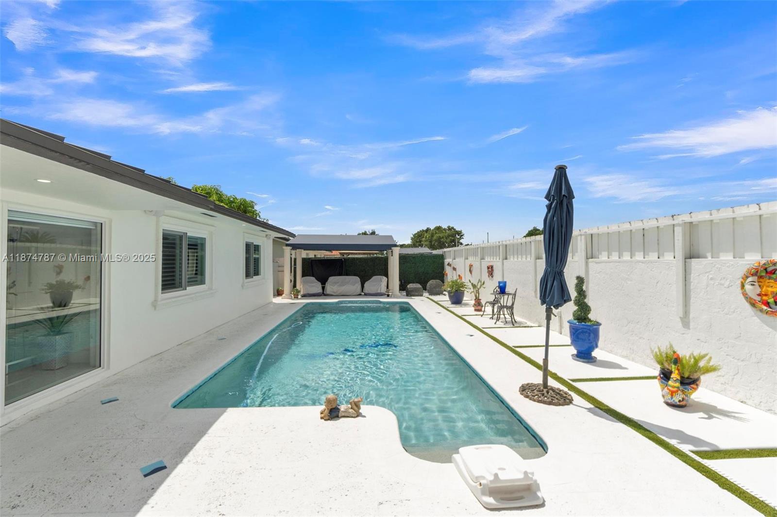 INTERNATIONAL GARDENS SEC - Residential