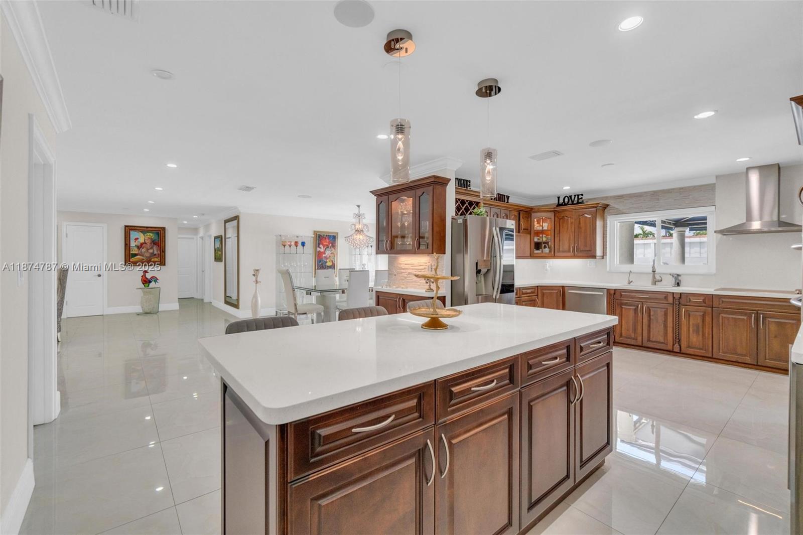 INTERNATIONAL GARDENS SEC - Residential