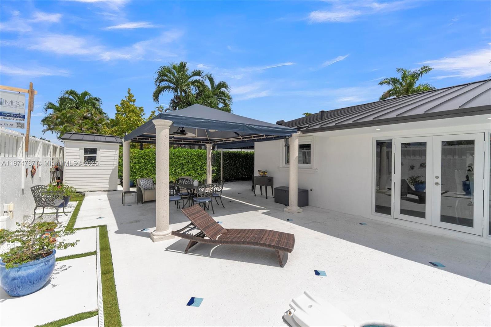 INTERNATIONAL GARDENS SEC - Residential