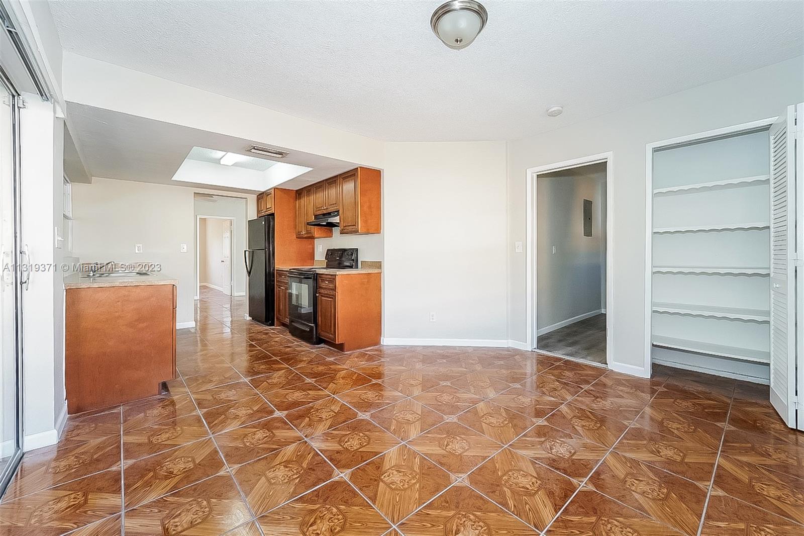 OAKLAND ESTATES 3RD SEC - Residential Lease