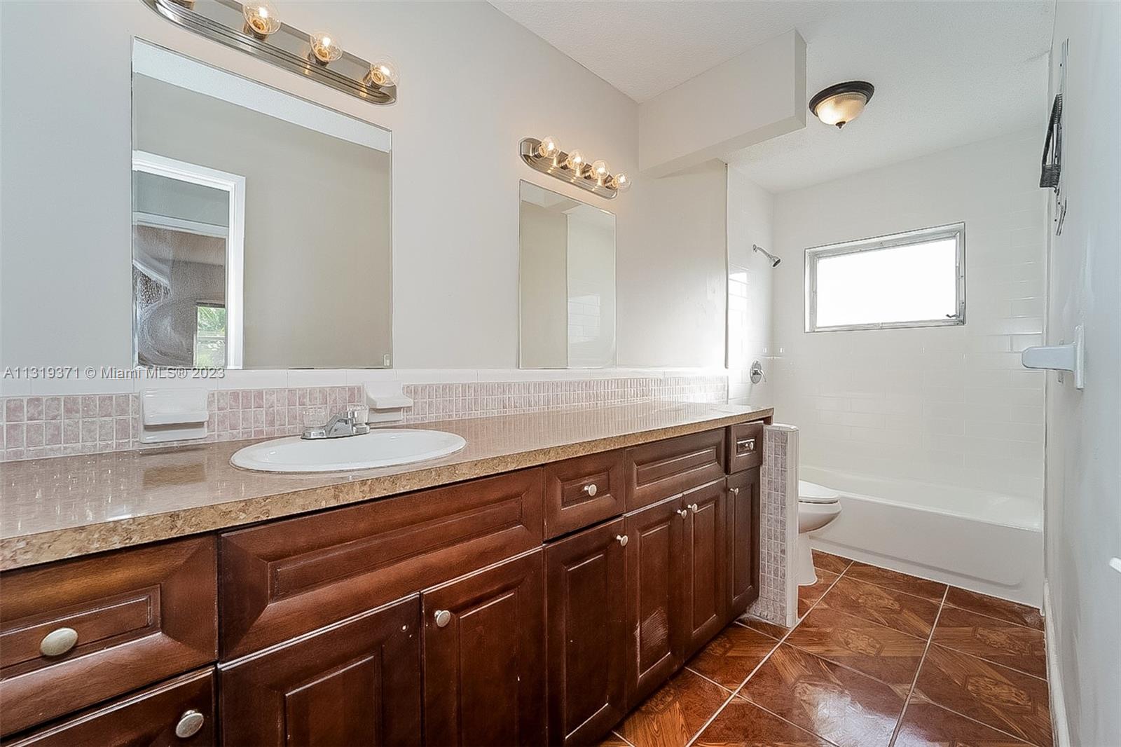 OAKLAND ESTATES 3RD SEC - Residential Lease