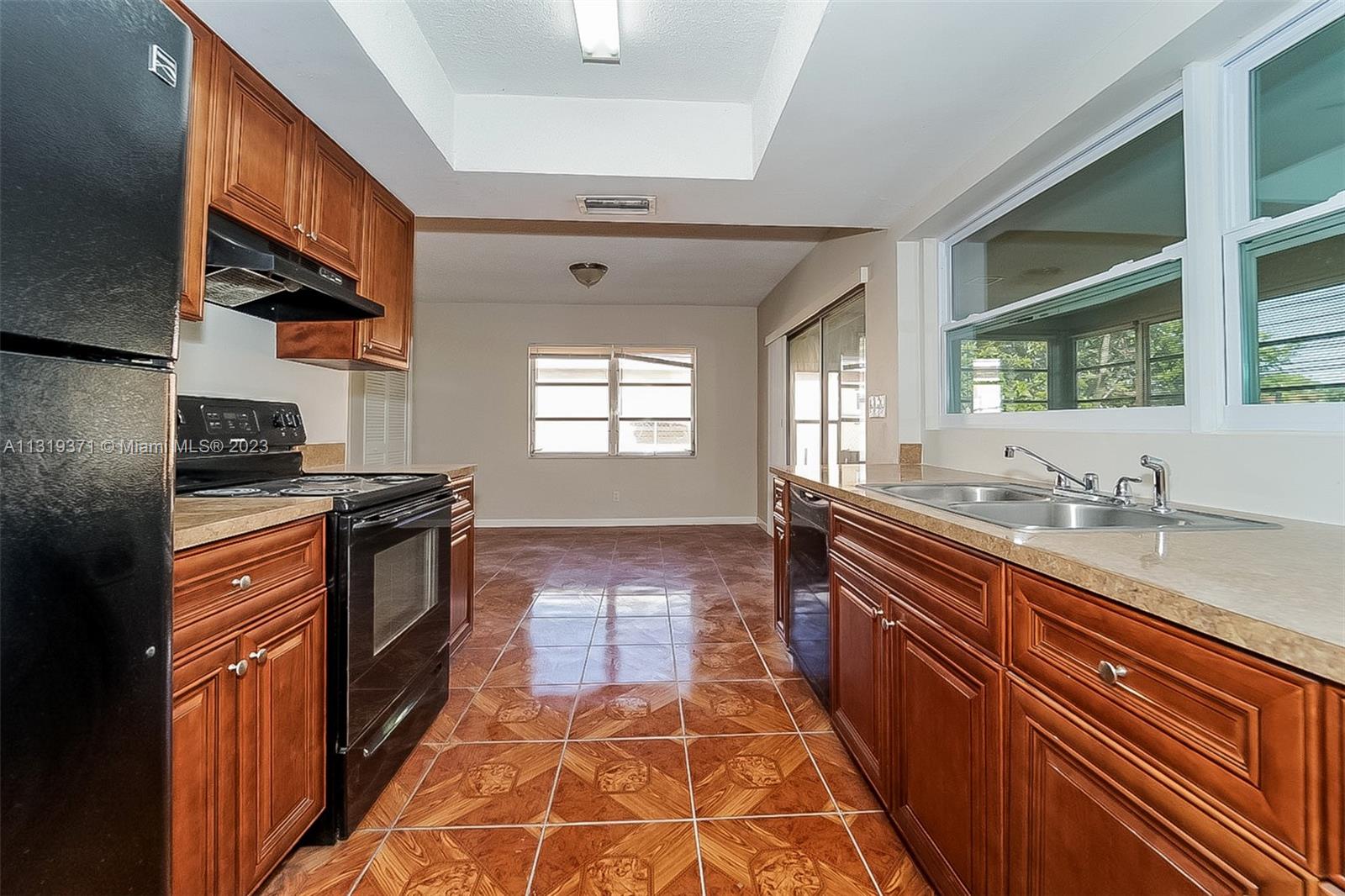 OAKLAND ESTATES 3RD SEC - Residential Lease