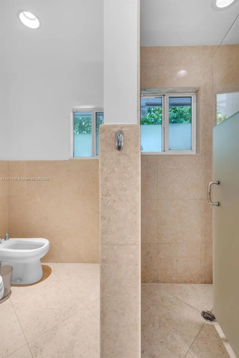 Key Biscayne, Florida 33149, United States, 4 Bedrooms Bedrooms, ,2 BathroomsBathrooms,Residential,Active,138696