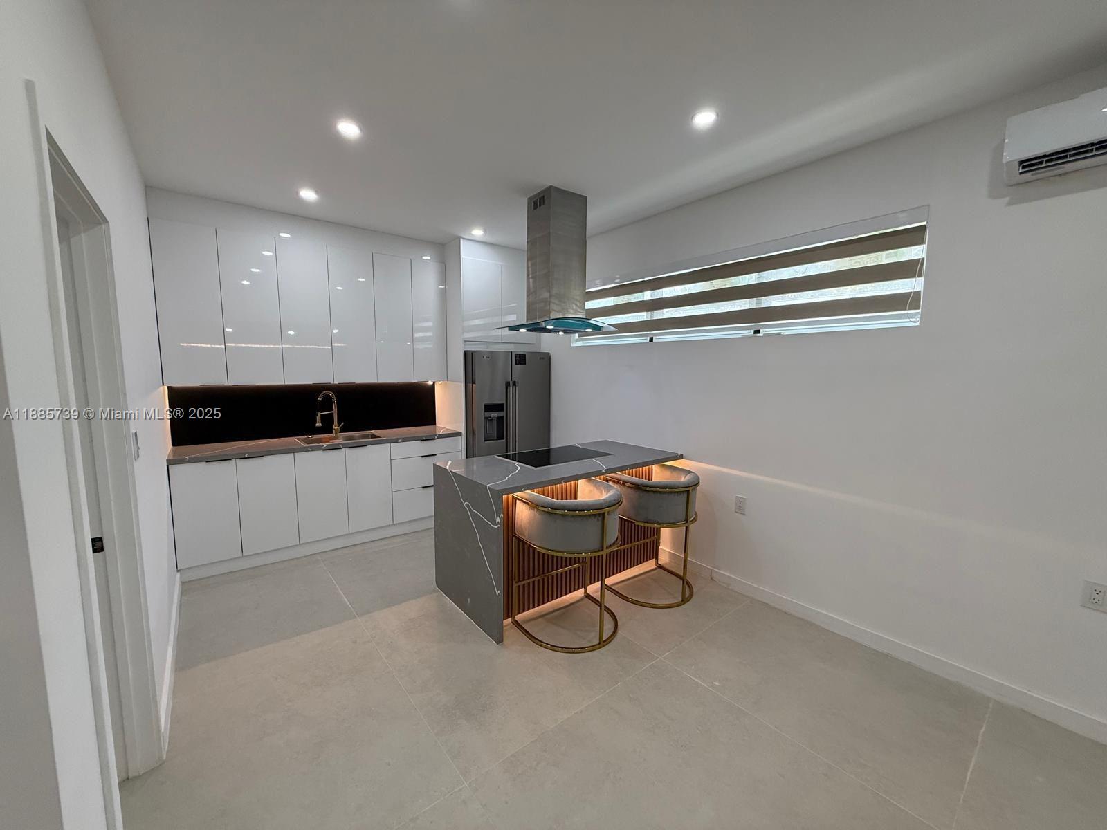 Incredible 1/1 rental with luxury high-end finishes. No HOA, quick move-in! Enjoy stylish living in a prime Miami location without the hassle of association approval.