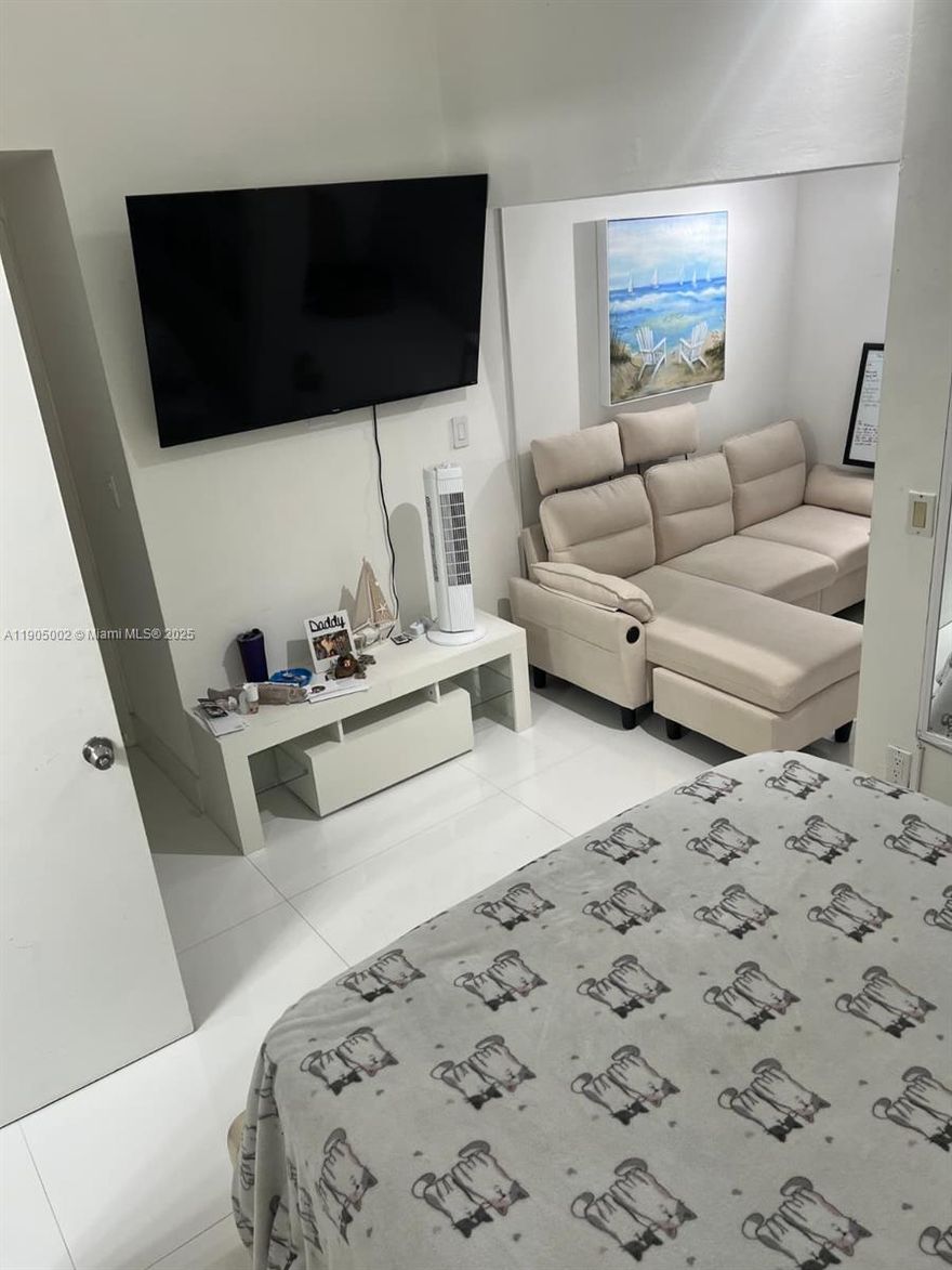 Beautiful ROOM for rent in the exclusive Sunny Isles area! Enjoy living in one of the most desirable neighborhoods with all utilities included. This property offers comfort, security, and a stunning water view. Features include a private bathroom, access to all social areas of the house, the community clubhouse, and an assigned parking space.
Ideal for those seeking a peaceful and convenient lifestyle close to everything Sunny Isles has to offer.