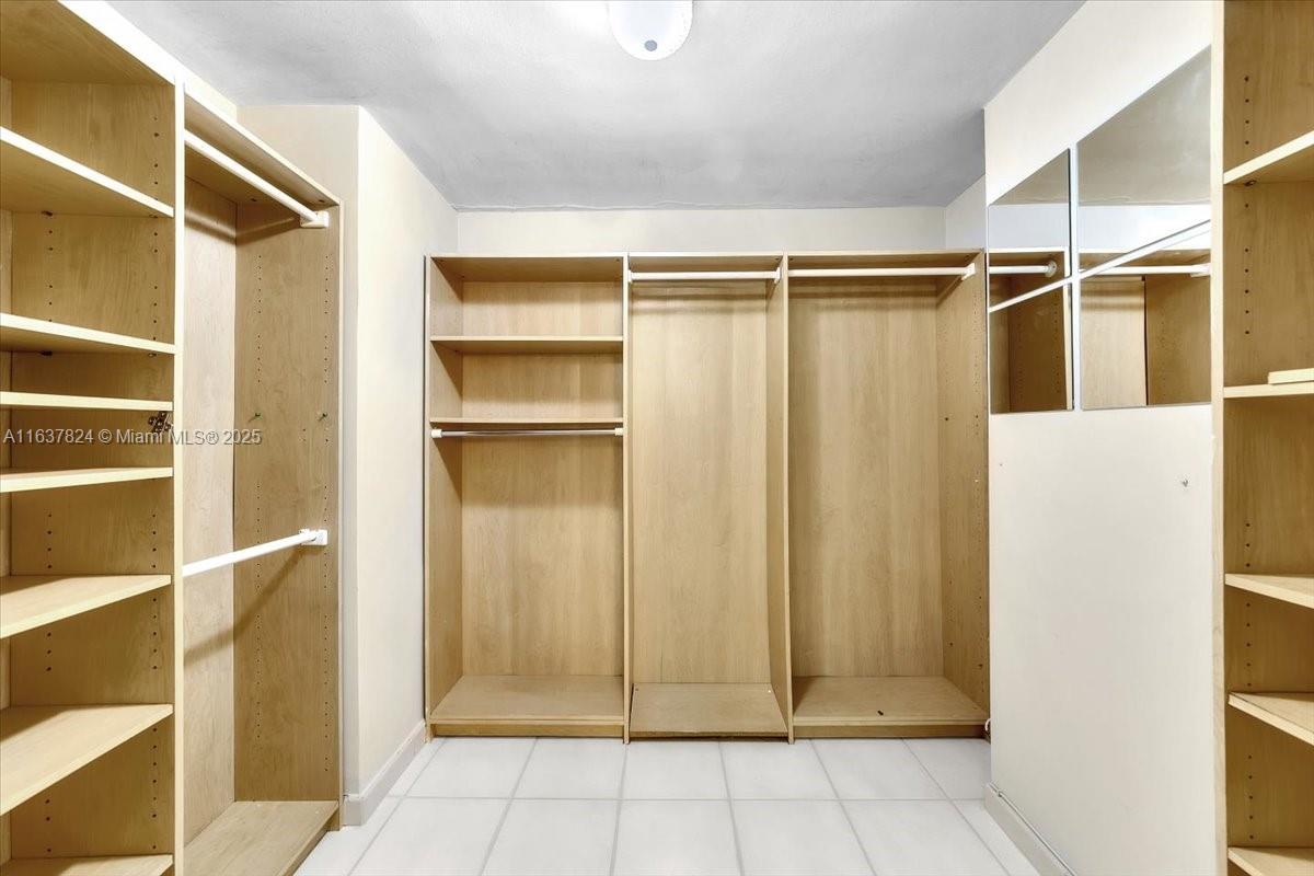 THE CARRIAGE HOUSE CONDO - Residential