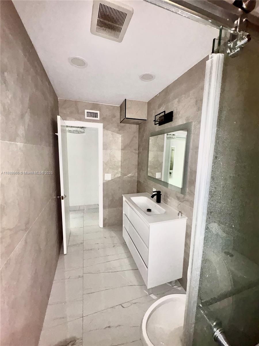 OAK HILLS CONDO NO V - Residential Lease