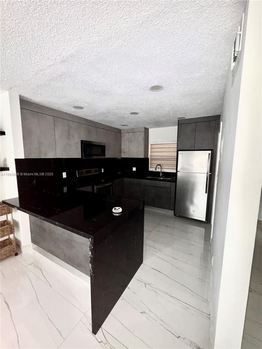 OAK HILLS CONDO NO V - Residential Lease