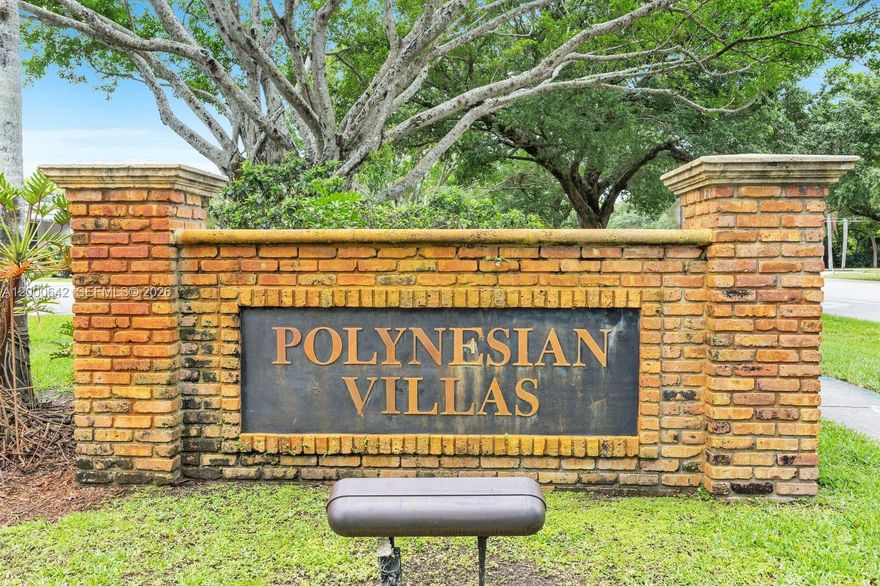 LARGEST TOWNHOUSE IN COMPLEX.  2200 SQ. FT. LIVING PLUS 2 PATIOS.  CORNER UNIT, MOVE IN CONDITION
 GREAT LOCATION IN THE HEART OF PLANTATION. LARGE KITCHEN WITH BIG AREA FOR DINING. ONE BEDROOM AND BATH DOWNSTAIRS.  LAUNDRY ROOM INSIDE. EXTRA STORAGE IN A/C CLOSET.
HUGE PRIMARY SHOWER. NOTHING ELSE LIKE IT IN THE AREA.  READY FOR NEW FAMILY