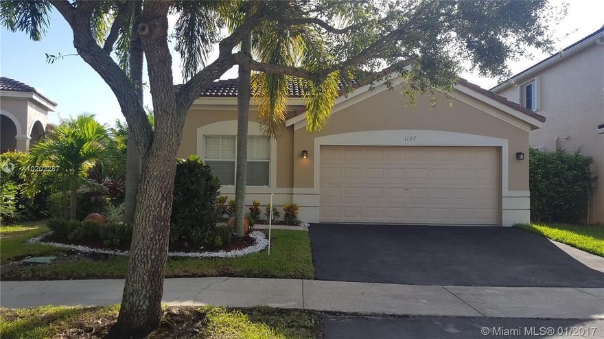 Beautiful single family home, spacious Cassia Model. One story home with 3 bedrooms 2 baths, formal living, dining and family room, 2 car garage. Tile and carpet floors. Large, green and private backyard, with cover patio. Bike or walking distance to Savanna Community which offers resort style amenities with family, lap, kids pool, Jacuzzi, basketball, soccer play ground, mini golf, inside cafeteria. Close distance to Regional Park, shopping center and major highways. AAA school district.