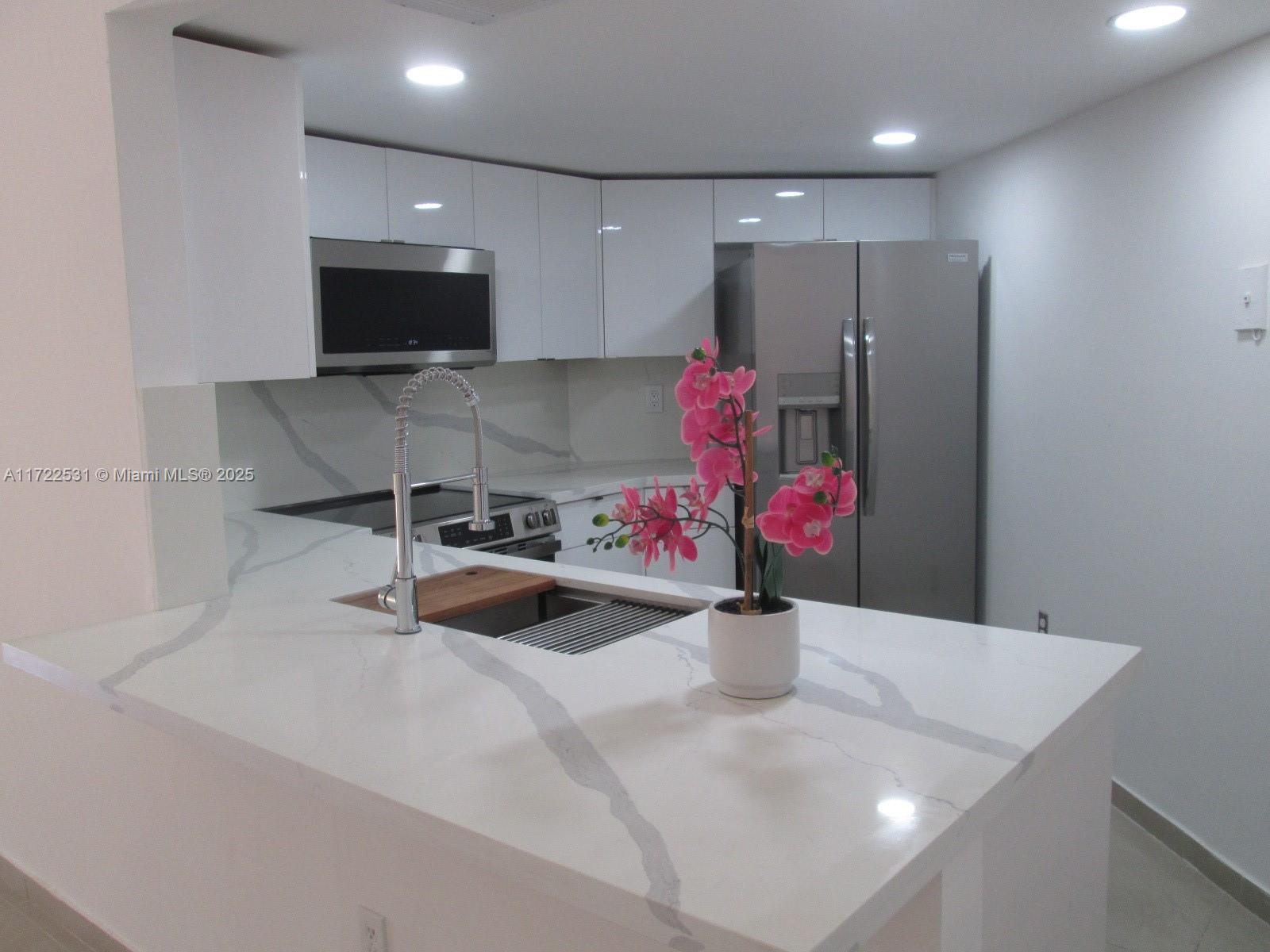 Beautiful 2/2 condo, new white kitchen, new bathrooms, 2nd floor entrance, washer/dryer inside unit, open and bright, great area, close to shopping centers, restaurants and the airport, best hospitals nearby, easy to show please call L/A