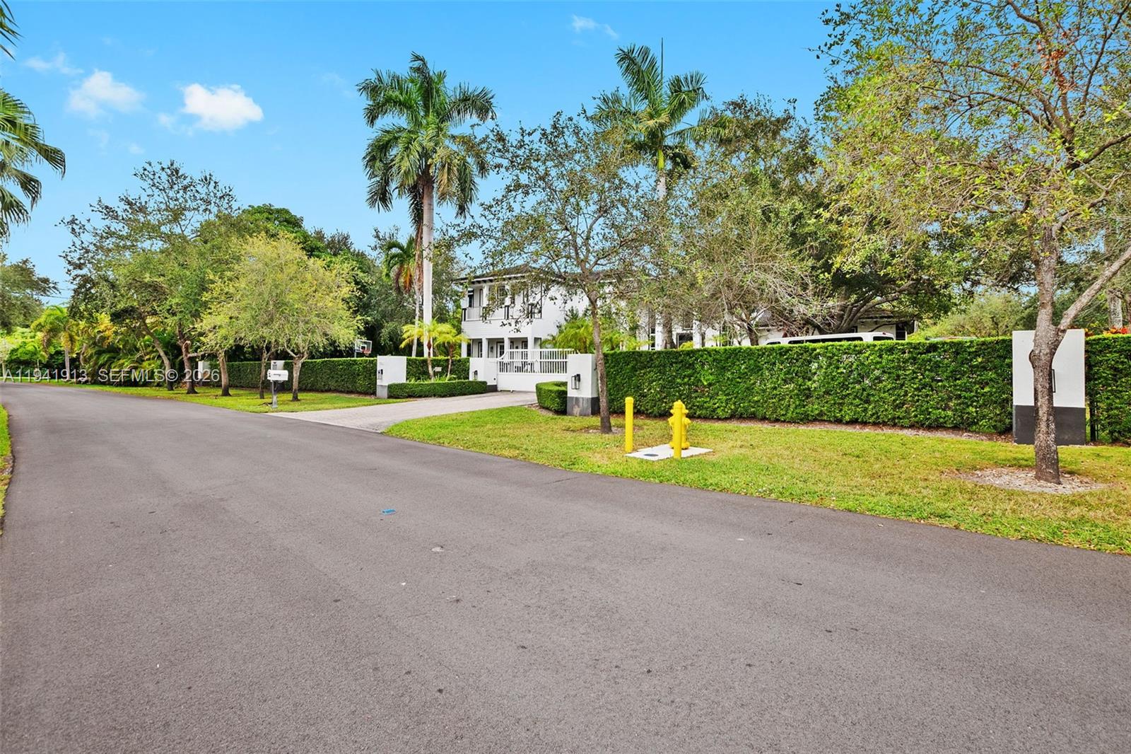 TOWN & RANCH ESTS - Residential