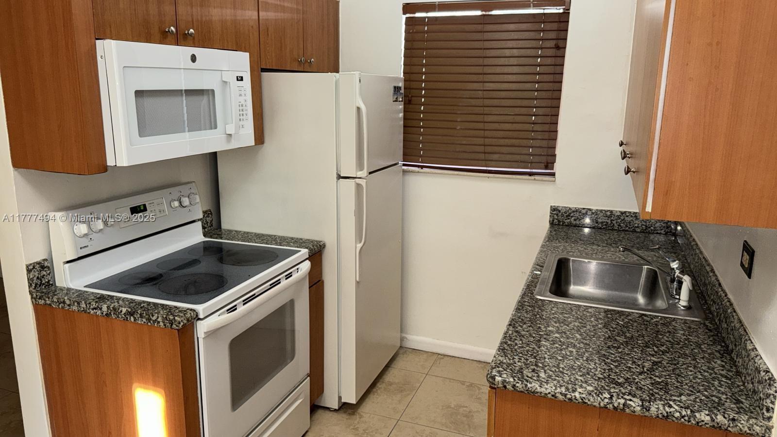 932 Moffett St 8, Hallandale Beach, Broward County, Florida - 1 Bedrooms  
1 Bathrooms - 