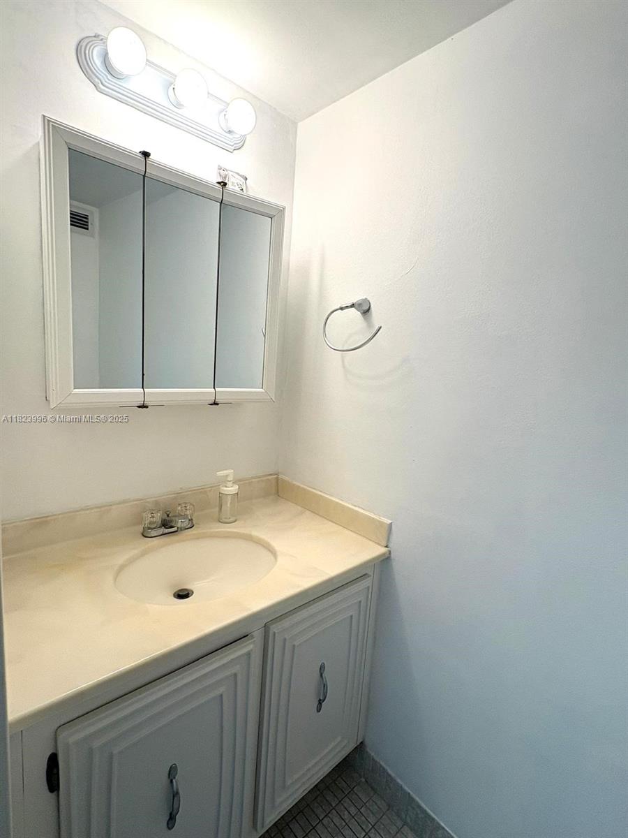 OCEANVIEW PARK CONDO - Residential Lease