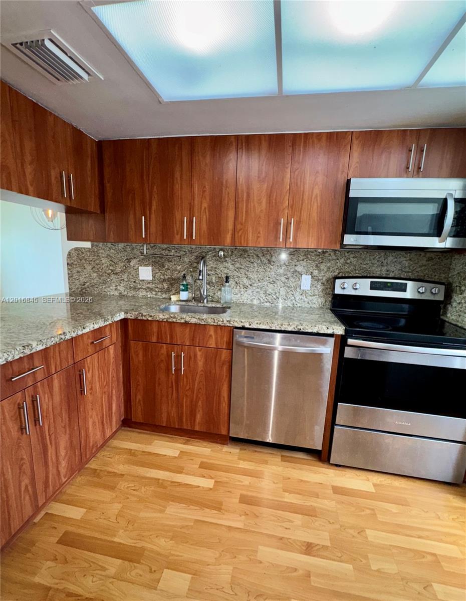 VISTA DEL LAGO CONDO III - Residential Lease