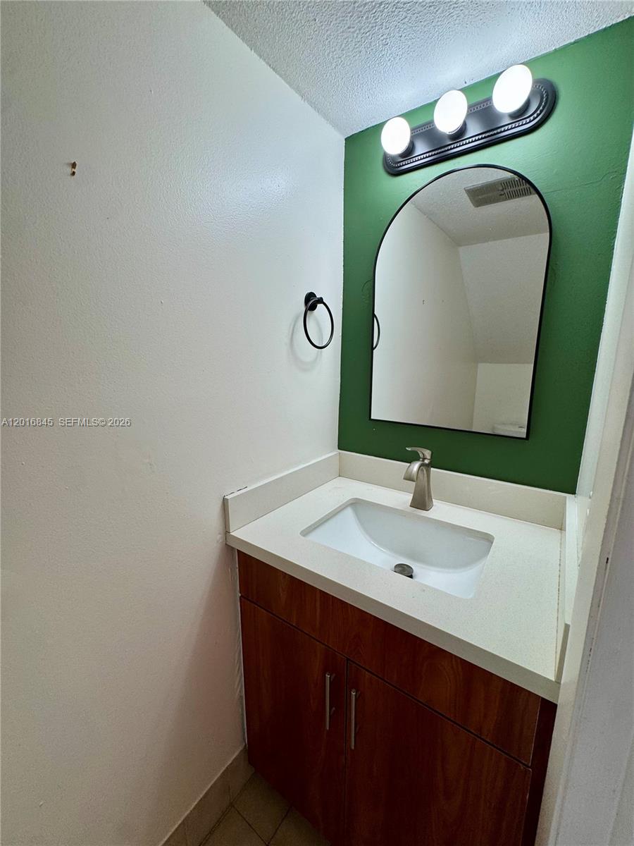 VISTA DEL LAGO CONDO III - Residential Lease