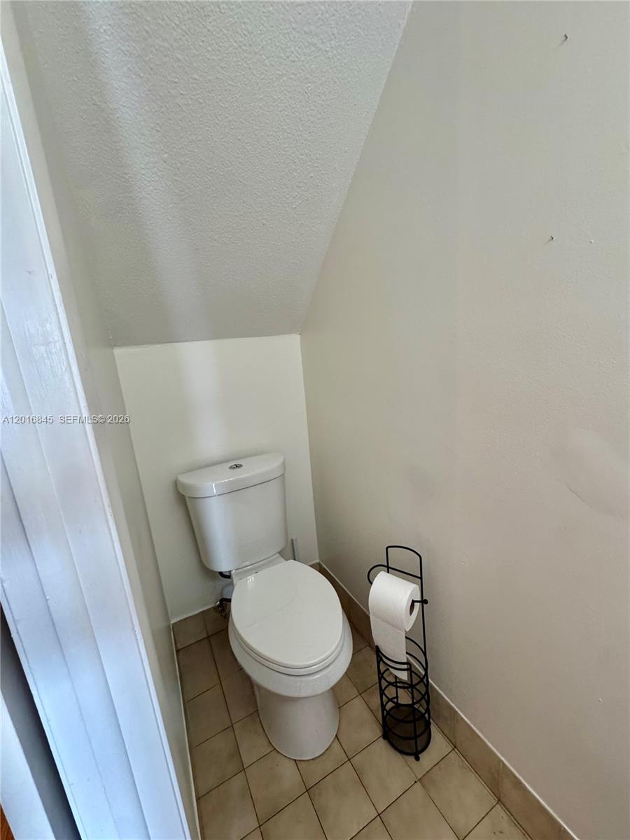 VISTA DEL LAGO CONDO III - Residential Lease