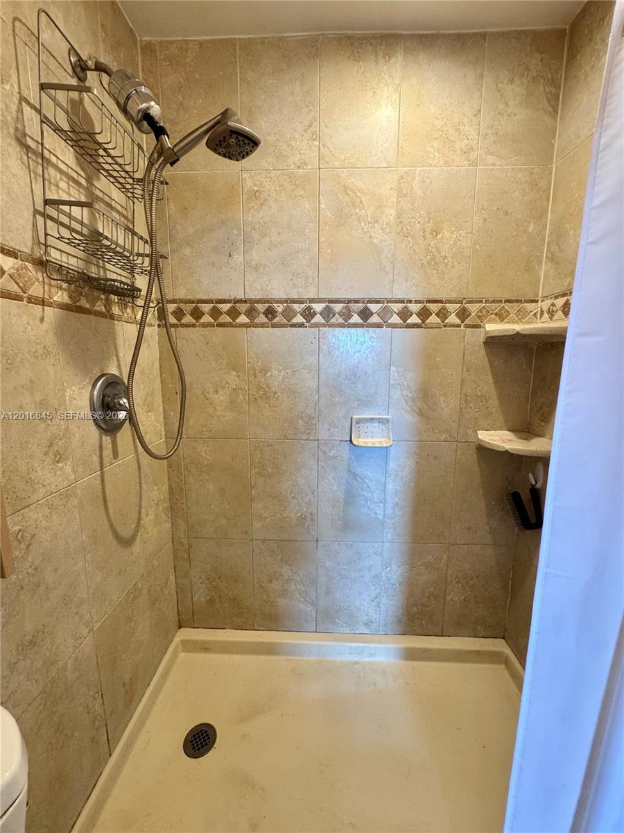 VISTA DEL LAGO CONDO III - Residential Lease
