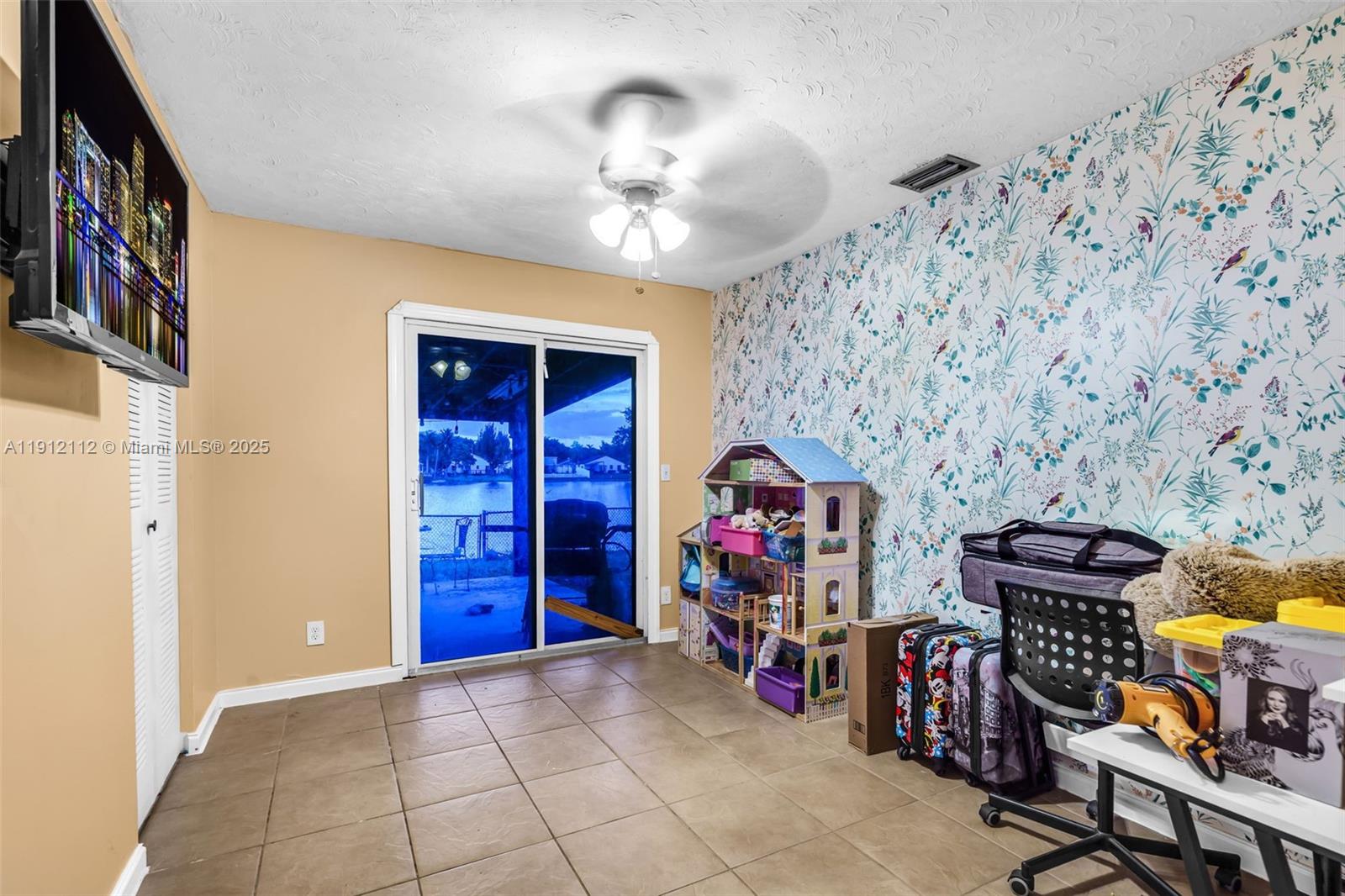 SUMMER LAKE - Residential