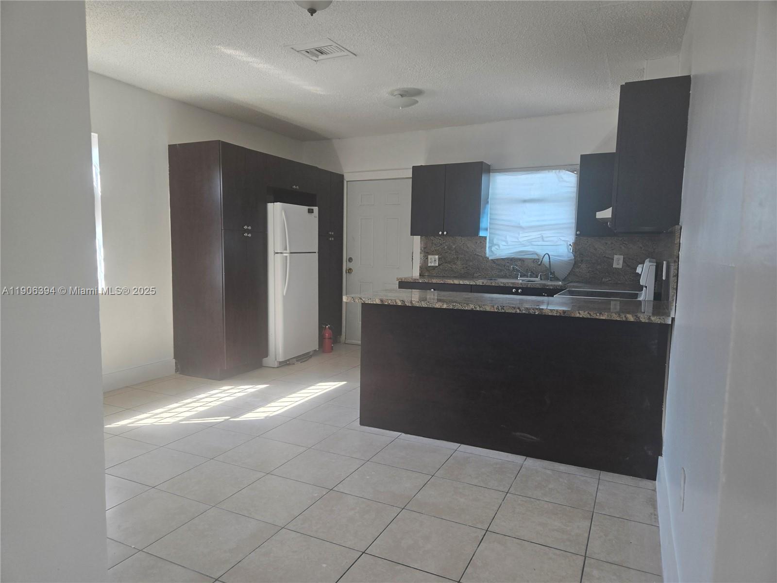 3 54 41 HILL CREST - Residential Lease