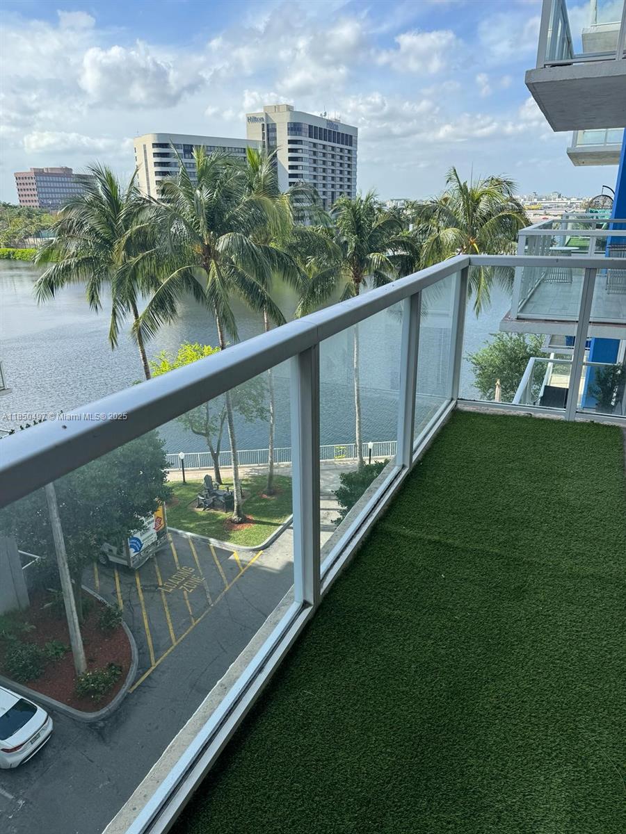 Spacious 1 bed 1 bath unit, open kitchen, washer/dryer in unit. Laminate wood floors. Conveniently located easy access to MIA, downtown and all major highways.The Blue lagoon offers all amenities easy to show. See Broker's remarks