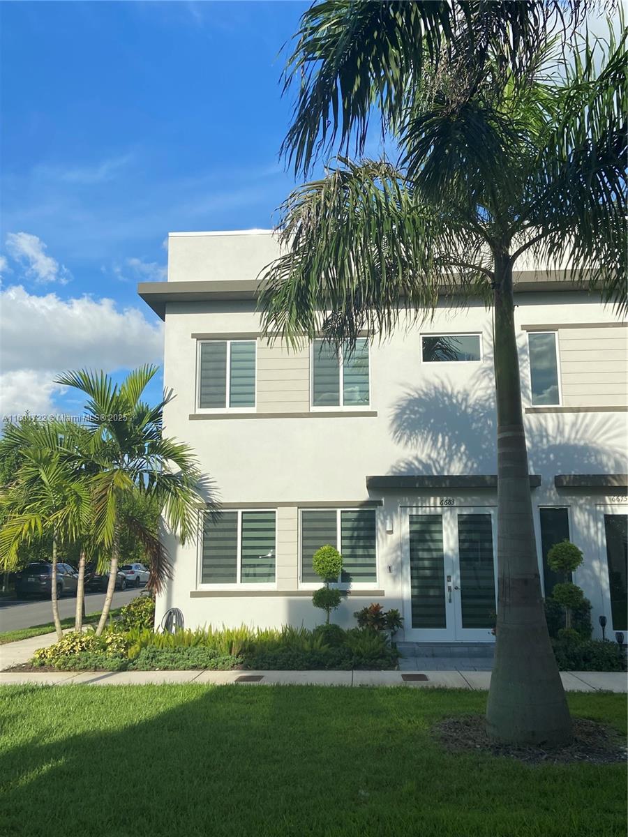 Property for Sale at 6683 Nw 103rd Pkwy 6683, Doral, Miami-Dade County, Florida - Bedrooms: 4 
Bathrooms: 3  - $980,000