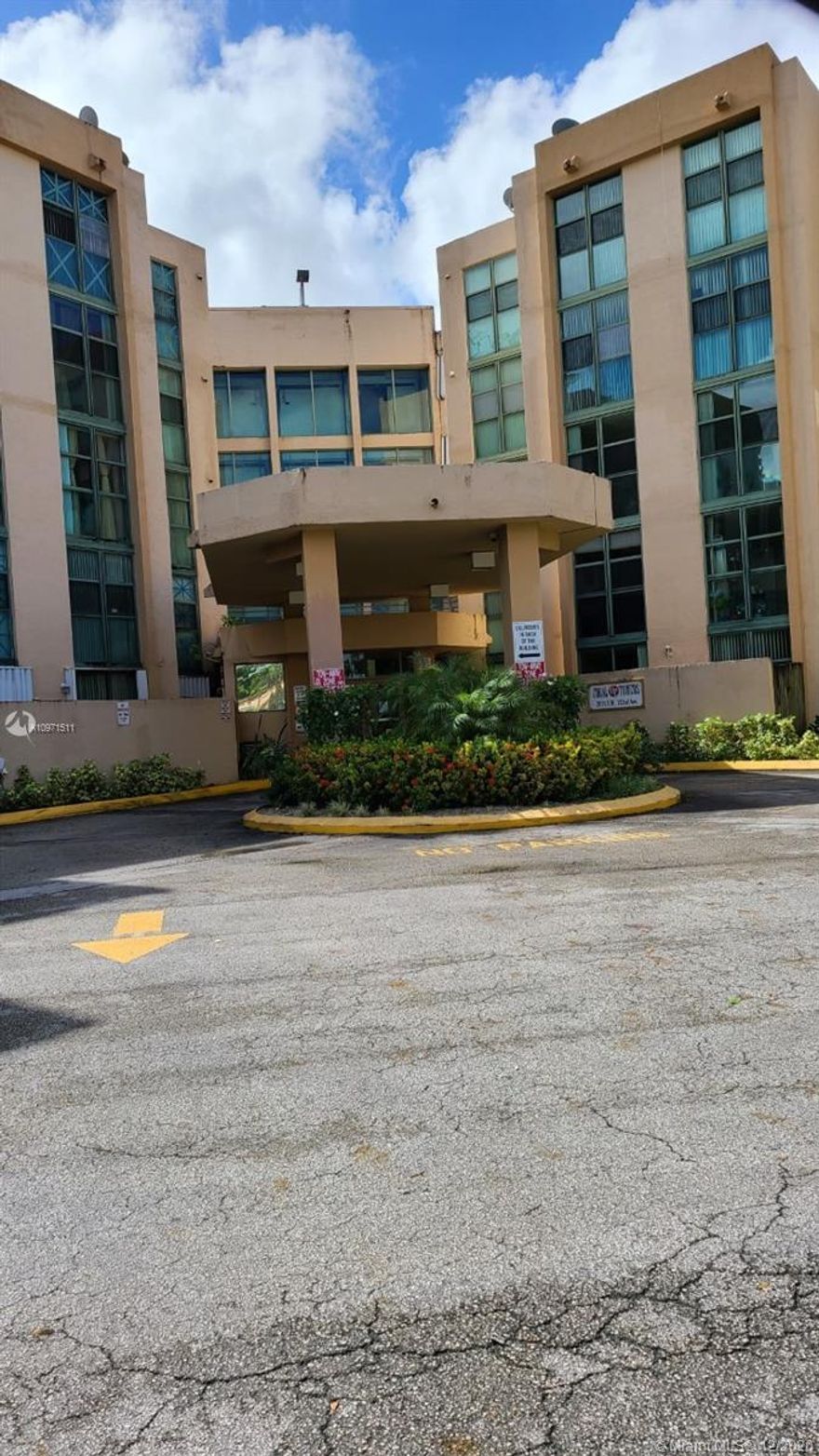 Great location near FIU.2 bedroom, 2 bathroom apartment in an excellent neighborhood. Washer and dryer inside the unit.