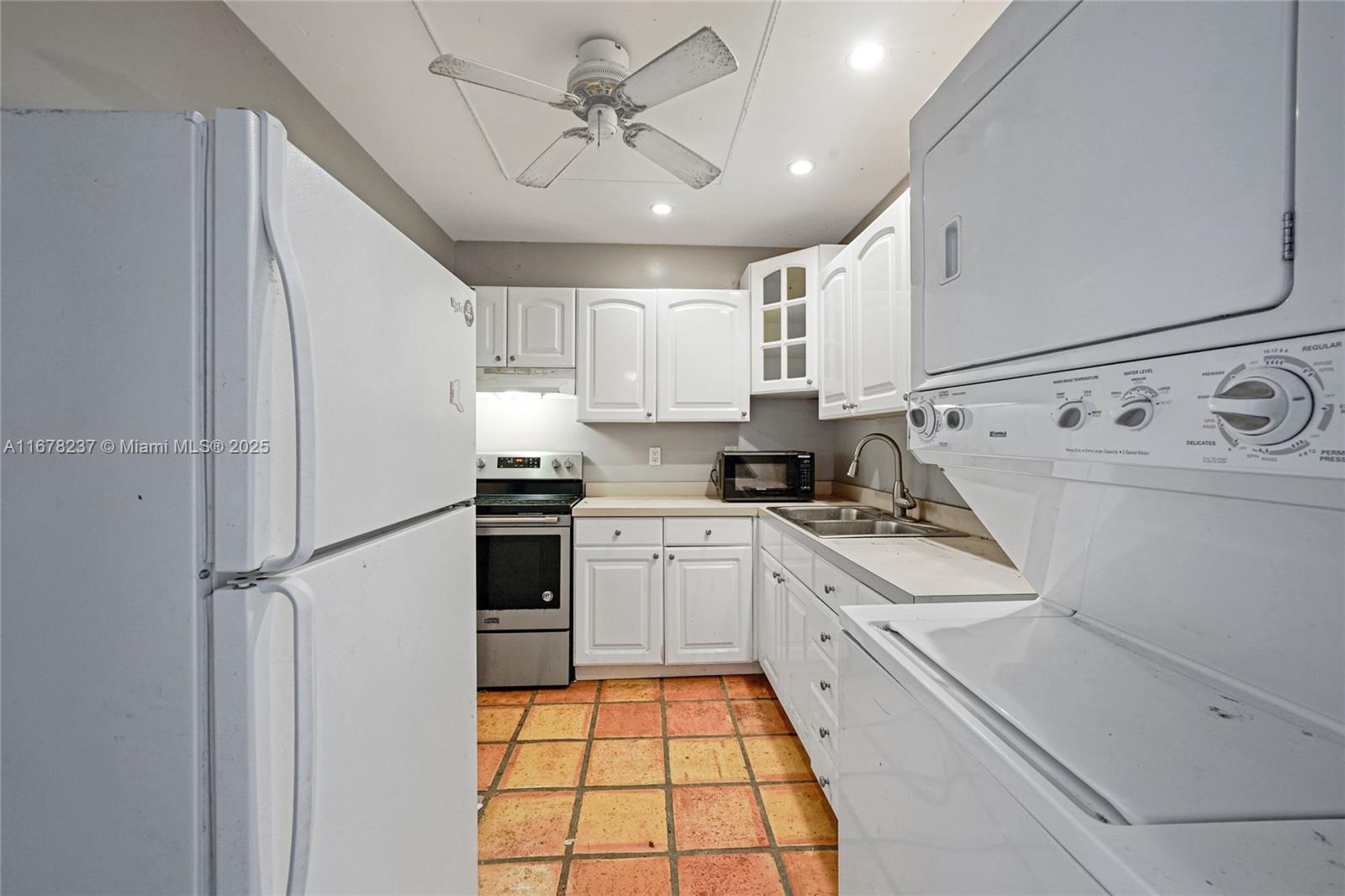 IMPERIAL POINT COLONNADES - Residential