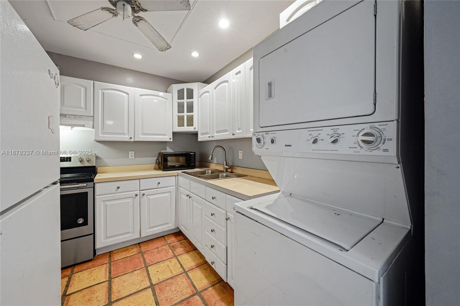 IMPERIAL POINT COLONNADES - Residential