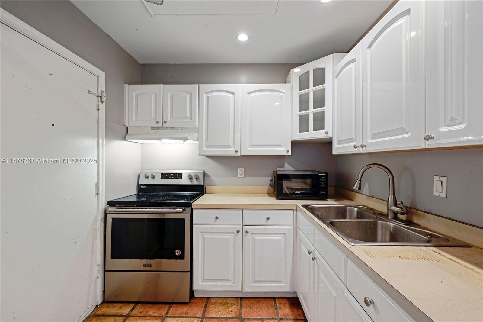 IMPERIAL POINT COLONNADES - Residential