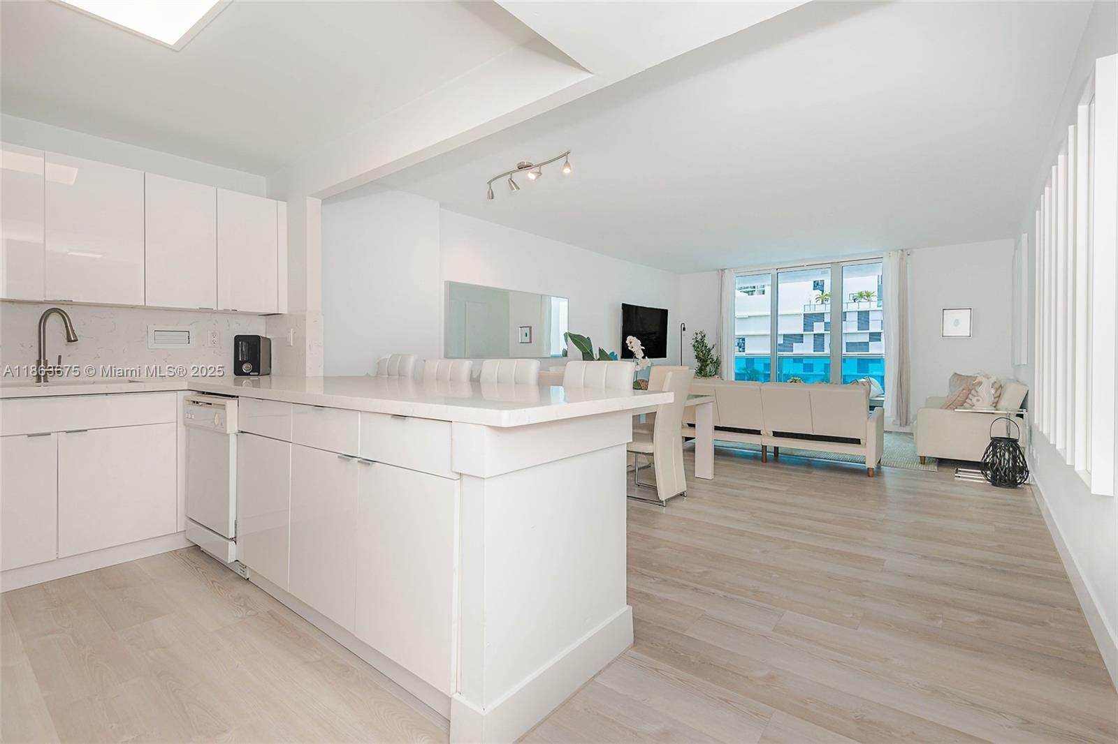Updated 1 Bedroom 900 Sqft with washer/dryer, OVERLOOKING THE PRISTINE OCEAN OF SOUTH BEACH! OPEN KITCHEN, LARGE BATH, WALK-IN CLOSETS. TRUELY ONE OF THE BEST OCEANFRONT DEVELOPMENTS IN SOUTH BEACH! The Roney Palace shares the building and amenities with 1 Hotel South Beach, one of Miami’s most luxurious resorts. Residents of Roney Palace share access to all of the hotel’s lavish amenities. Life at the Roney Palace comes with three oceanfront swimming pools and beach service. Additionally, the property boasts a rooftop swimming pool, bar and restaurant, as well as a variety of high-end and casual dining venues, including STK, Aviv and Plnthouse. Within the building you’ll find multiple fashion boutiques and fitness studios, including Soul Cycle and Anatomy Gym.