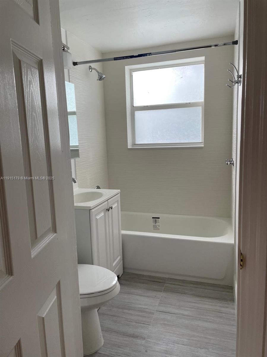 EL CAPRI COURTYARDS CONDO - Residential Lease