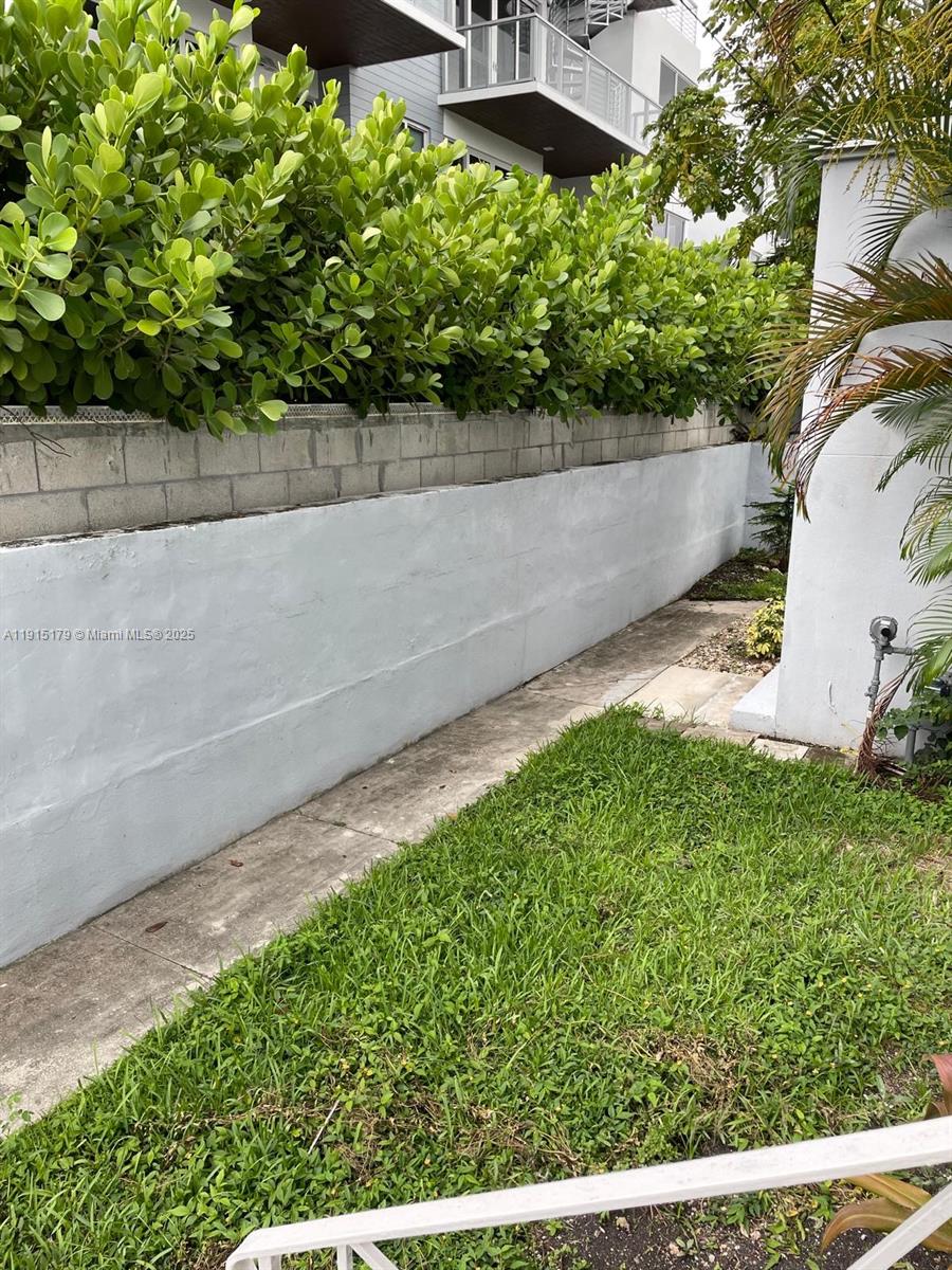 EL CAPRI COURTYARDS CONDO - Residential Lease