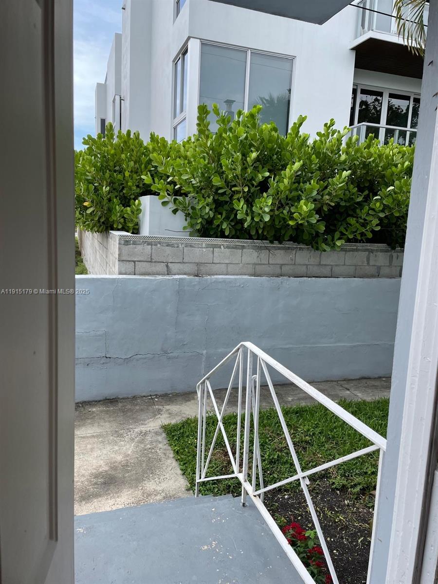 EL CAPRI COURTYARDS CONDO - Residential Lease