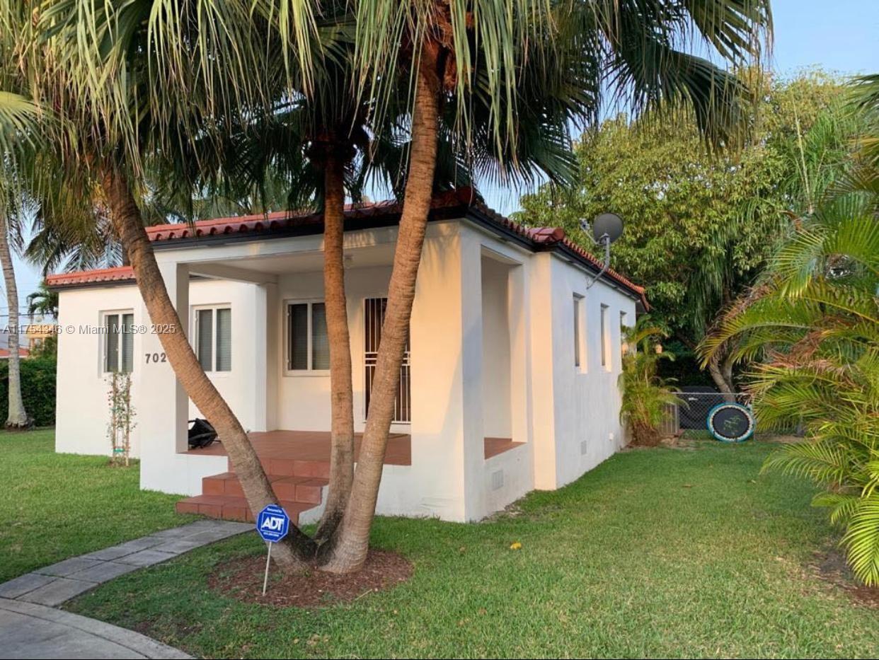3 bedrooms 1 bathroom home in Coral Gables with updated bathroom & Impact windows. It is centrally located near Miracle mile, and Ponce de Leon St. Wood floors throughout with a nice large yard.