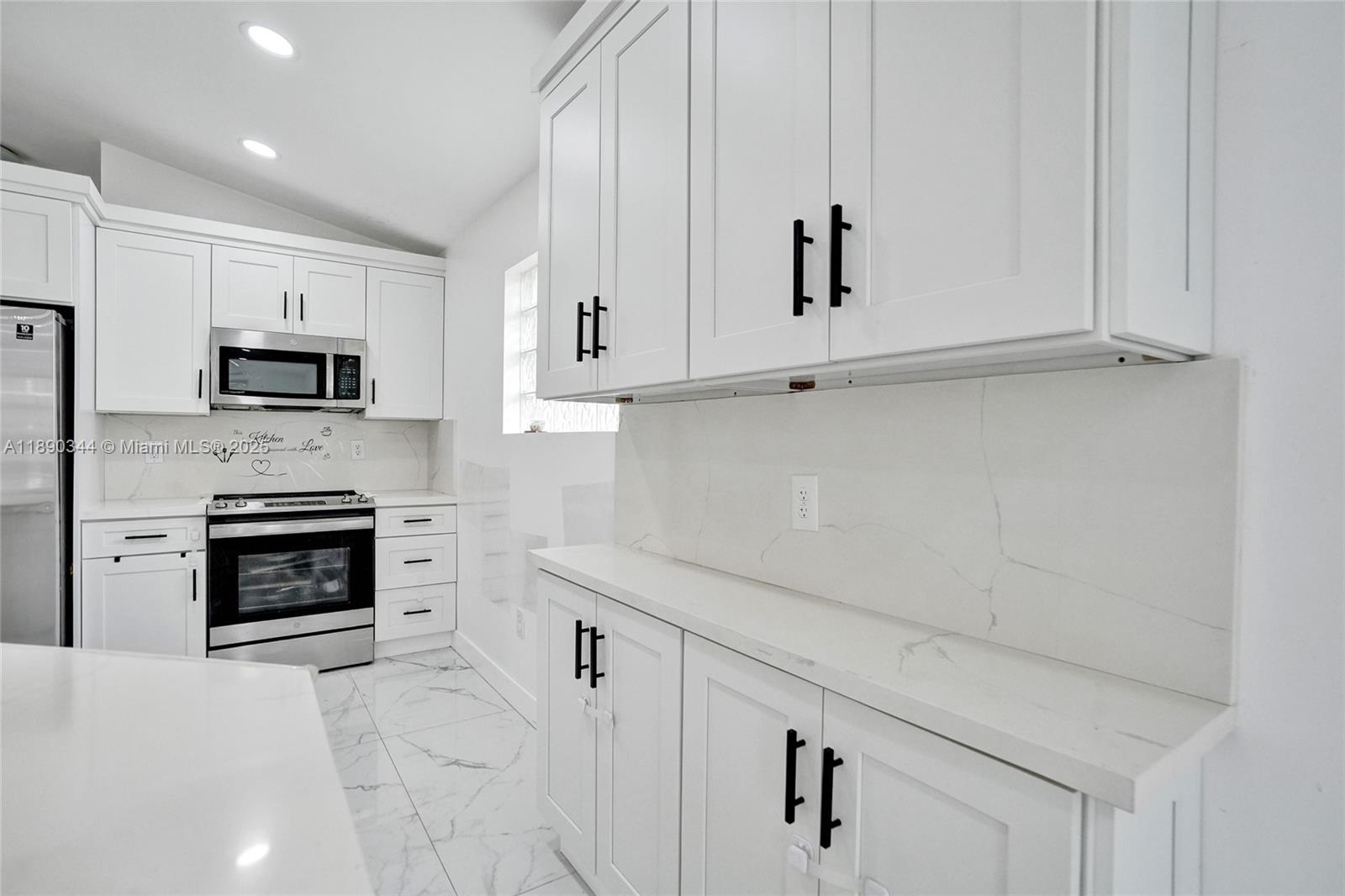 SAPPHIRE SHORES-SAPPHIRE - Residential Lease