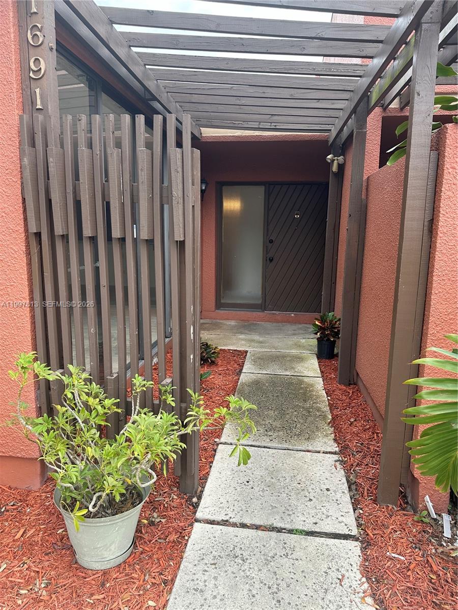 EVERGLADES SUGAR & LAND C - Residential Lease